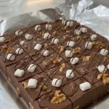 Rocky Road Fudge: Indulge in Creamy Chocolate Bliss!